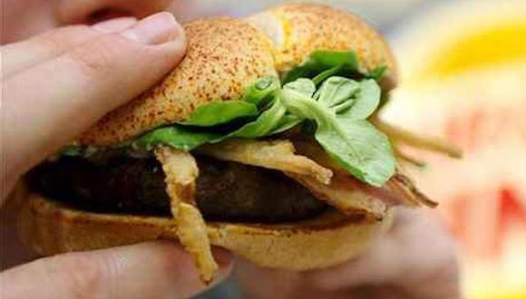 Una mujer sufrió una desagradable sorpresa al encontrar una cucaracha en su hamburguesa 