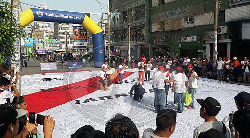 Comerciantes de Gamarra arman la previa del Perú vs. Croacia con camiseta gigante (FOTOS) 