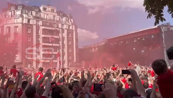 Hinchas de Liverpool protagonizaron espectacular escena en el Fan Fest. (Foto: Captura)