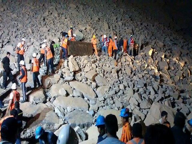 Minivan fue sepultado por deslizamiento de piedra en Churín