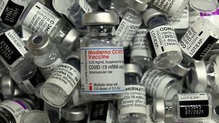 Retiran más de 760 mil vacunas de Moderna por culpa de un mosquito 