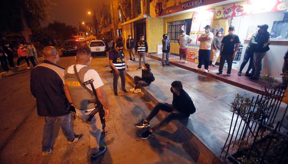 Tras balacera, agentes de la Policía captura a cuatro asaltantes de pollería, pero dos cómplices fugaron con botín. (Foto: César Grados / @photo.gec)