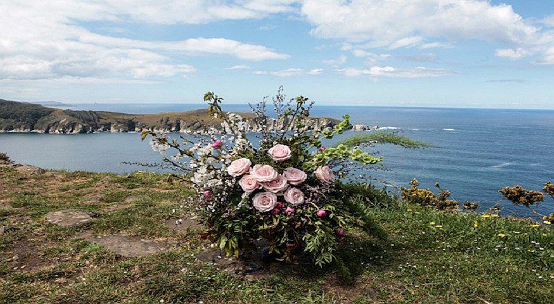 Mujer que celebraba haber vencido el cáncer, muere al caerle rocas