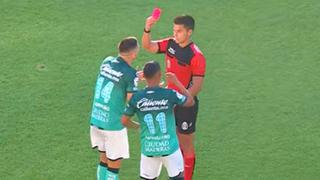 Ormeño, dos faltas y roja: peruano fue expulsado en León-Querétaro | VIDEO