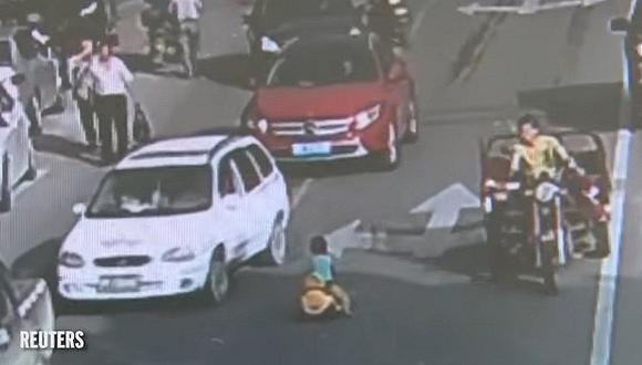 YouTube: Niño en coche juega en plena pista pero se salva de milagro (VIDEO)