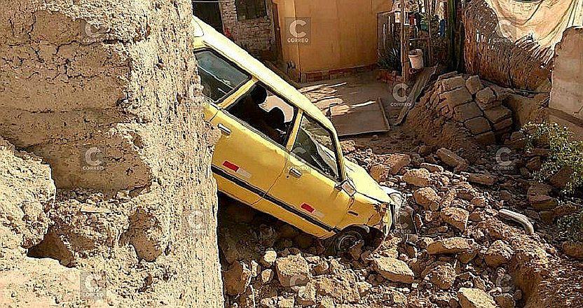 Moquegua: auto tumbó muro y cayó sobre vivienda [FOTOS]