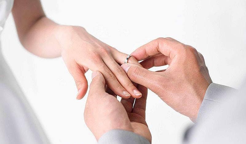 ¿Por qué el anillo se lleva en el dedo anular? ¡3 historias que lo explican!