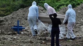 Muere hombre que prometió ‘curar’ el coronavirus besando las manos: se infectó y contagió a 20 personas 