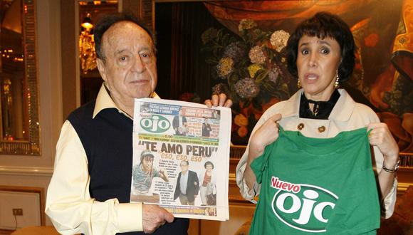 Roberto Gómez Bolaños “Chespirito” y Florinda Meza “Doña Florinda” con ejemplar y polo del Diario Ojo en una de sus últimas visitas al Perú. (Foto: GEC Archivo)