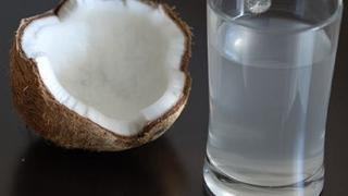 Comer para vivir: ¿El agua de coco sirve para rehidratarse?