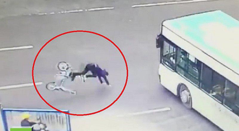 Hombre se salva por centímetros de morir aplastado por autobús (VIDEO) 