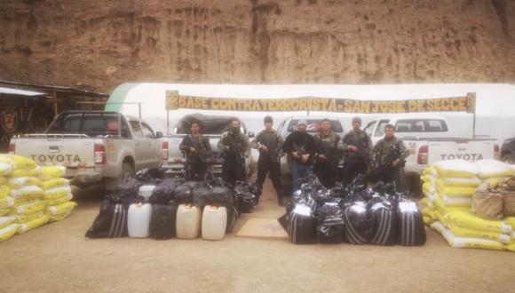 Ayacucho: los efectivos hallaron un fusil Galil 5.56 mm, 658 galones de acetona, 139 sacos de 25 kilos cada uno de cloruro de calcio y otros 4.133 kilos de insumos químicos. (Foto: CCFFAA)