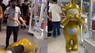 ¡Roto en pedazos! Niño rompe enorme teletubby y padres pagan más de 4 mil dólares