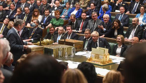 Congresistas británicos durante una sesión en el Parlamento con el primer ministro del Reino Unido Boris Johnson. (Foto de JESSICA TAYLOR / PARLAMENTO DEL REINO UNIDO / AFP)
