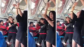 Jovencita queda con el brazo atascado en pleno viaje en bus (VIDEO)