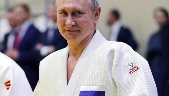 En esta foto de archivo tomada el 14 de febrero de 2019, el presidente ruso Vladimir Putin participa en una sesión de entrenamiento con miembros del equipo nacional ruso de judo en Sochi. (Foto: Mikhail KLIMENTYEV / SPUTNIK / AFP)