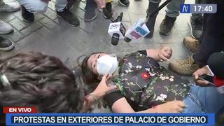 Exministra de la Mujer, Nidia Vílchez, declaró desde el suelo durante protesta contra Héctor Valer | VIDEO