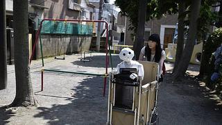 Nipona Tomomi Ota hace una vida con su inseparable robot Pepper 
