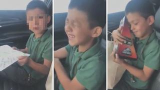 Niño llora por emotivo mensaje de su mamá al darle un regalo (VIDEO)