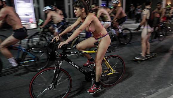 Decenas de ciclistas pedalearon calatos para defender vida en pistas (FOTOS)