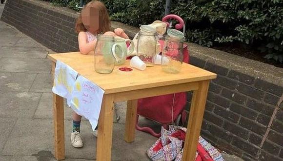 Multan a niña de 5 años por vender limonada sin licencia