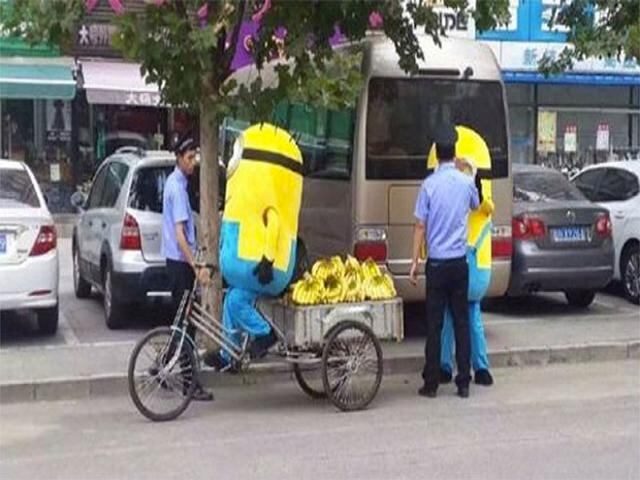 ​'Minions' vendedores de plátanos fueron detenidos por la policía [FOTOS]