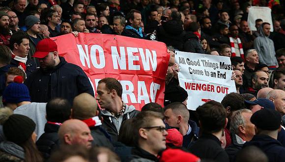 Guerra de pancartas en apoyo y en contra de Arsene Wenger 