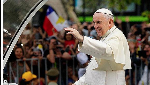 ​Papa Francisco viajaba en papamóvil hasta que le aventaron objeto en la cabeza