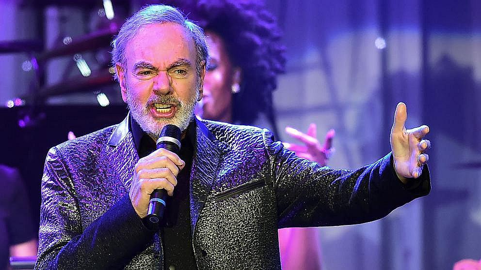 ​Neil Diamond padece parkinson y que deja los escenarios (VIDEO)