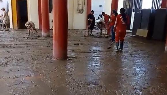 Integrantes de la Compañía de Bomberos de Samegua iniciaron las labores de limpieza del inmueble, que resultó afectado por lodo y piedras.