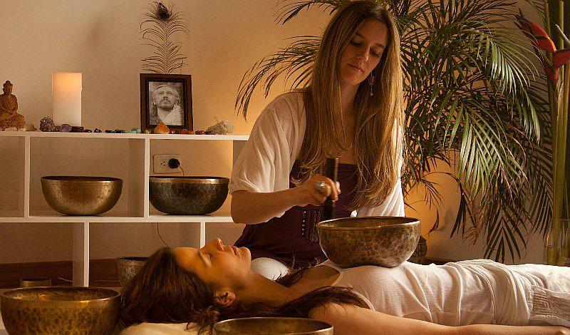 La terapia del sonido oriental, lo último en uso de cuencos tibetanos