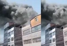 Incendio de grandes proporciones consume vivienda en el jirón Áncash del Cercado de Lima