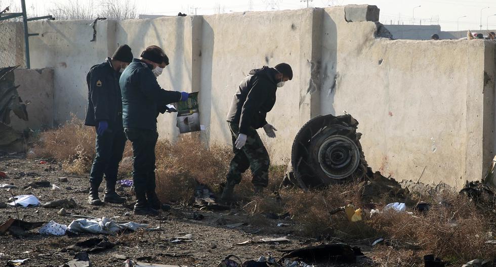 Agentes especiales analizan los restos del avión siniestrado en Irán. (Foto: AFP)