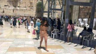 Mujer se calatea ante muro sagrado de los judíos y termina presa [VIDEO]