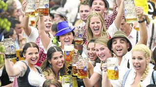 Alemania se baña en cerveza con el inicio del oktoberfest.