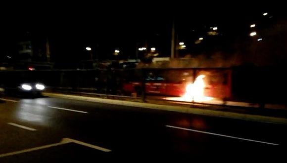 Ventanilla: Voraz incendio consume un ómnibus en plena avenida [VIDEO]