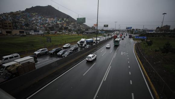 Distintas imágenes de la sorpresiva lluvia en Lima. (Lenin Tadeo / @gec)