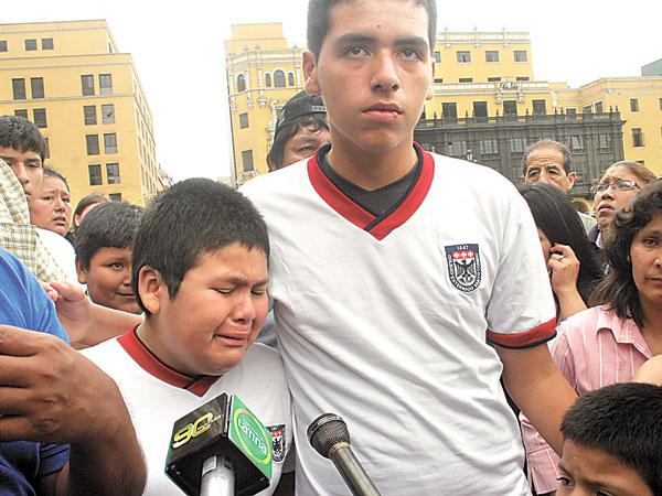 Padres e hijos son golpeados en protesta