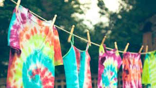 ¿Cómo hacer sus propias prendas “tie - dye” en casa y sin tintes?