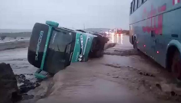 Ica: bus se vuelca por desborde de río y pasajeros se salvaron de morir (VIDEO)