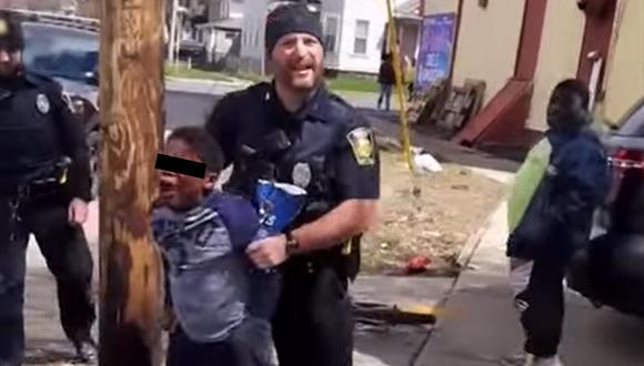 Muchos usuarios se quejaron en redes sociales del tinte racista de la detención del chico por policías blancos. (Foto: Captura de video)
