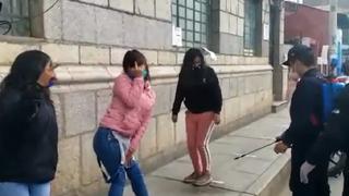 Mujeres ebrias se burlan e insultan a policías en intervención: “¡Foto para el feis!”, dijo una de ellas | VIDEO