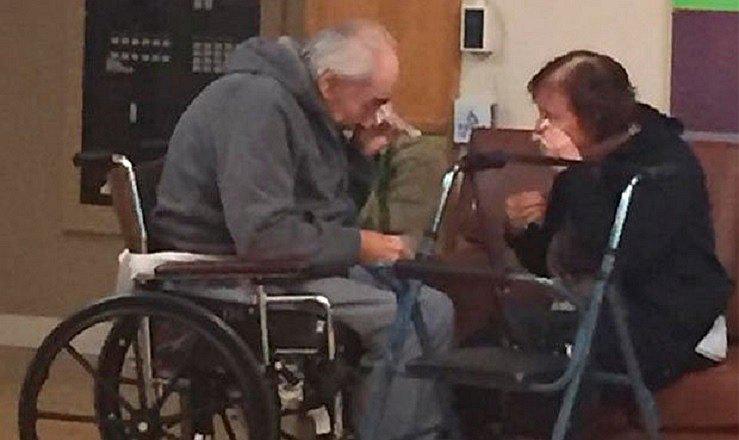 ​Facebook: Pareja de ancianos llora tras ser obligados a separarse luego de 62 años