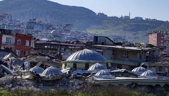 Los escombros de una mezquita destruida en Hatay, después del terremoto de magnitud 7,8 que mató a más de 11.200 personas. (Foto de Yasin AKGUL / AFP)