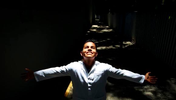 Fotografía que muestra al joven, Ian Emanuel González Santos, mientras posa el 30 de mayo del 2023, en el laboratorio de microbiología del Centro Universitario de Ciencias Exactas e Ingenierías de la Universidad de Guadalajara (UDG), en Jalisco (México). (Foto: EFE/ Francisco Guasco)