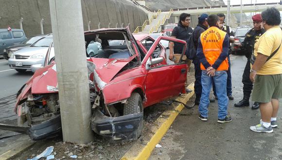 Auto se estrella contra un poste en San Miguel