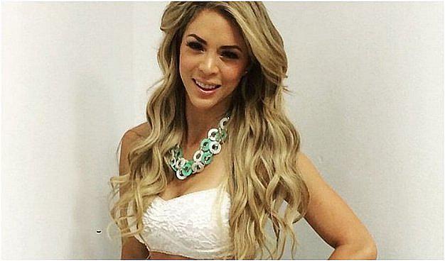 ¡No solo roza cuarzo, ahora también azul serenity! ¡Sheyla Rojas y su coqueto outfit! [FOTOS]