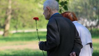 Abuelito conmueve con tiernas lágrimas al recibir una almohada con el rostro de su difunta esposa