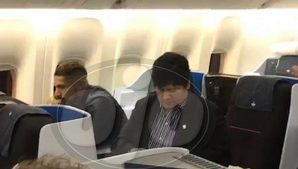 Cámaras captan a Paolo Guerrero junto a Edwin Oviedo durante vuelo a Suiza (VIDEO)