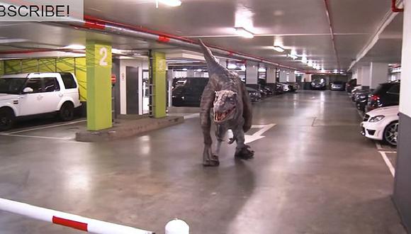 YouTube: Dinosaurio saca más de un grito de espanto en estacionamiento [VIDEO]